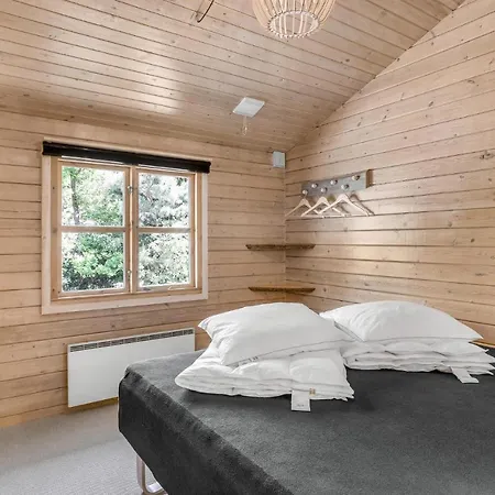 3 Bedroom Cozy In Aakirkeby Holiday home Vester Somarken