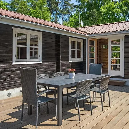 3 Bedroom Cozy In Aakirkeby Holiday home *
