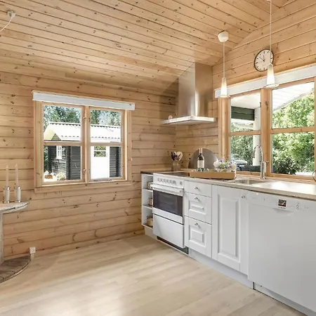 3 Bedroom Cozy In Aakirkeby Holiday home *