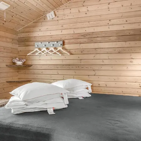 3 Bedroom Cozy In Aakirkeby *
